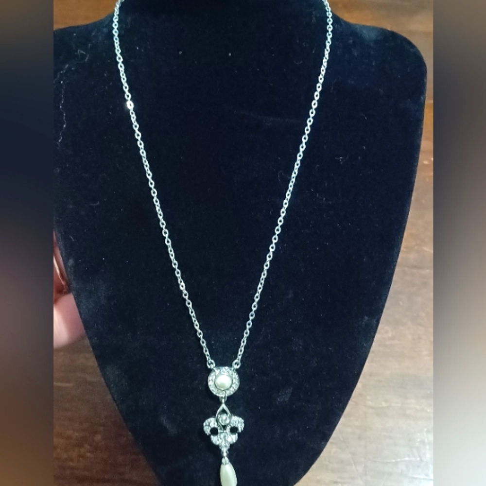 Crown & Regalia Elegant Silver Pendant Necklace